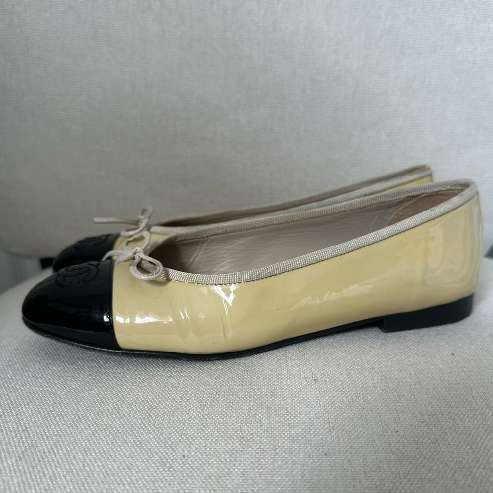 Authentic Chanel Flats black and nude Patent Leather size 36